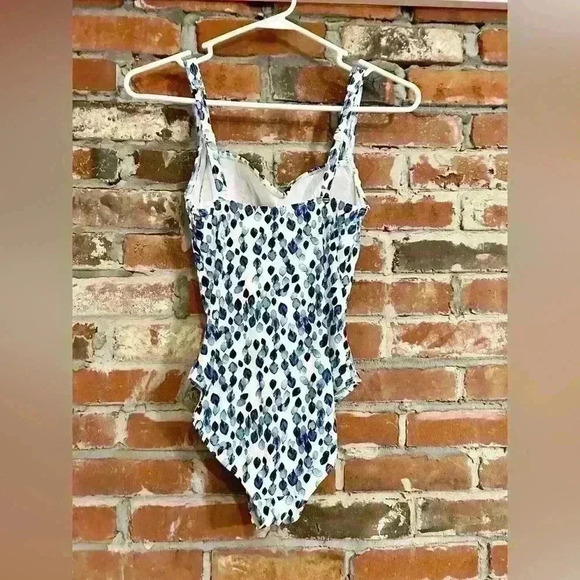 Petal Plunge Isla C / D Cup Underwire One Piece Swimsuit Size 4 - Picture 9 of 13